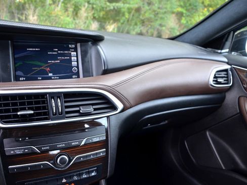 Used 2017 INFINITI QX30 Premium w/ Navigation Package image 19