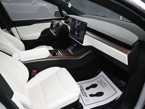 Used 2023 Tesla Model X image 32