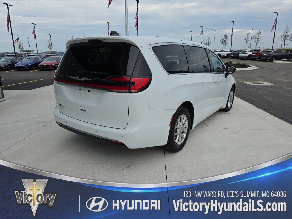 Used 2025 Chrysler Pacifica Select FWD image 5