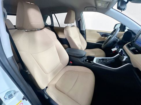 Used 2019 Toyota RAV4 LE image 30