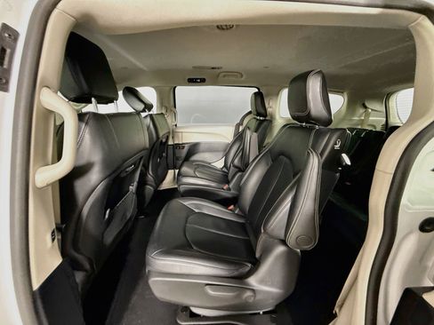 Used 2024 Chrysler Pacifica Limited FWD image 29