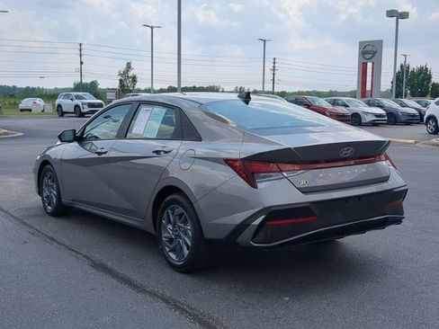 Used 2024 Hyundai Elantra SEL FWD image 5