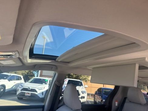 Used 2017 Toyota Sienna Limited image 14