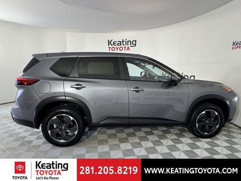 Used 2024 Nissan Rogue SV image 3