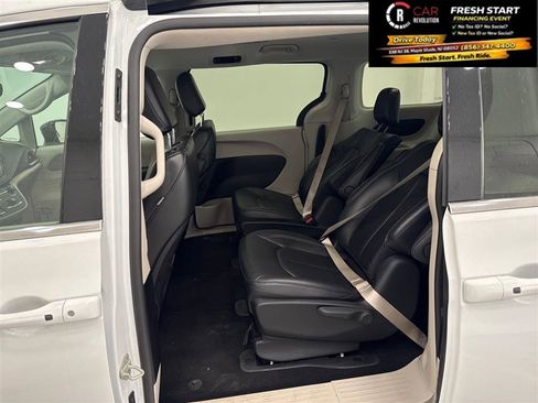 Used 2024 Chrysler Pacifica Limited FWD image 67