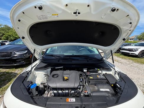 Used 2025 Kia Soul LX w/ LX Technology Package FWD image 32