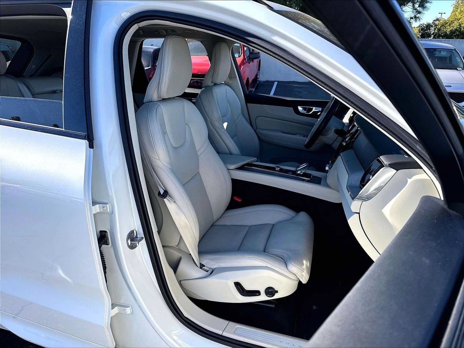 Used 2025 Volvo XC60 T8 Ultra w/ Climate Package AWD/4WD image 11