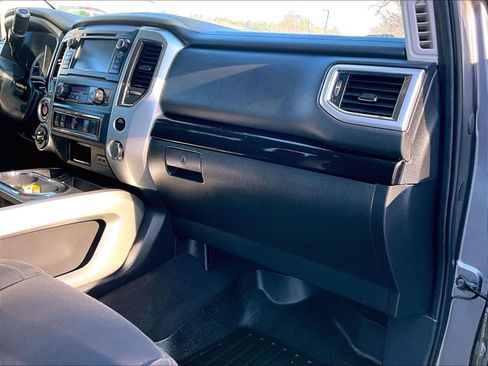 Used 2019 Nissan Titan SV w/ SV Convenience Package image 13