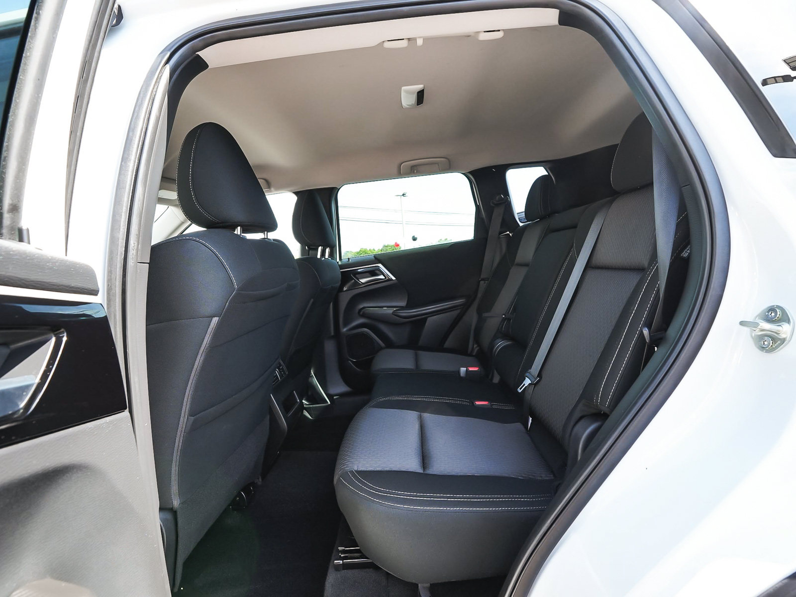 Used 2023 Mitsubishi Outlander ES AWD/4WD image 36