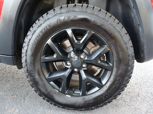 Used 2017 Jeep Cherokee Trailhawk AWD/4WD image 43