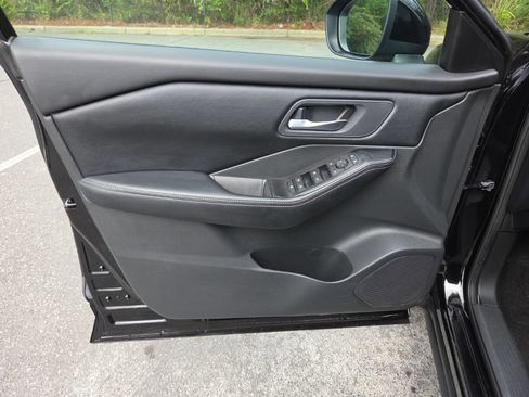 Certified 2025 Nissan Rogue SV FWD image 16