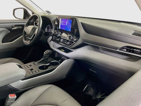 Used 2023 Toyota Highlander XLE AWD/4WD image 30