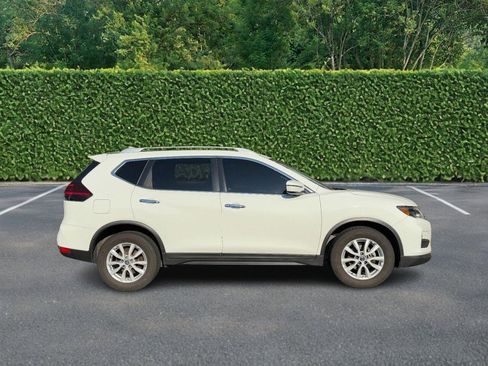 Used 2019 Nissan Rogue SV image 2