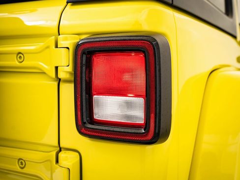 Used 2024 Jeep Wrangler Unlimited w/ LED Headlamp & Fog Lamp Group image 15