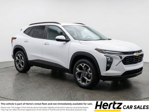 Used 2025 Chevrolet Trax LT FWD image 1
