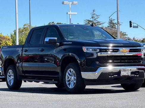 Used 2022 Chevrolet Silverado 1500 LT AWD/4WD image 2