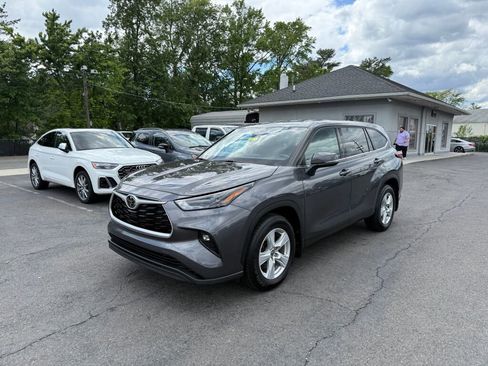 Used 2022 Toyota Highlander LE image 3
