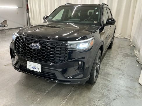 Used 2025 Ford Explorer ST-Line w/ Premium Package image 9