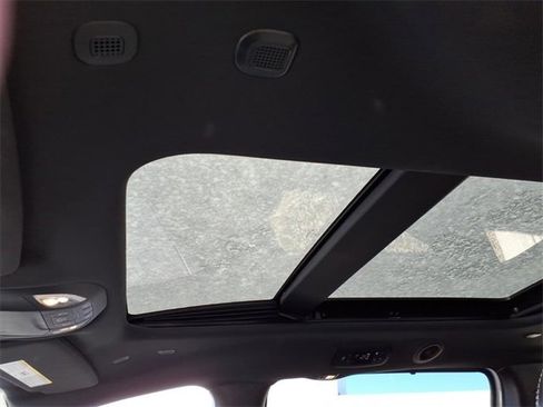 Used 2025 Chrysler Pacifica Limited image 2