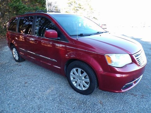 Used 2014 Chrysler Town & Country Touring image 6