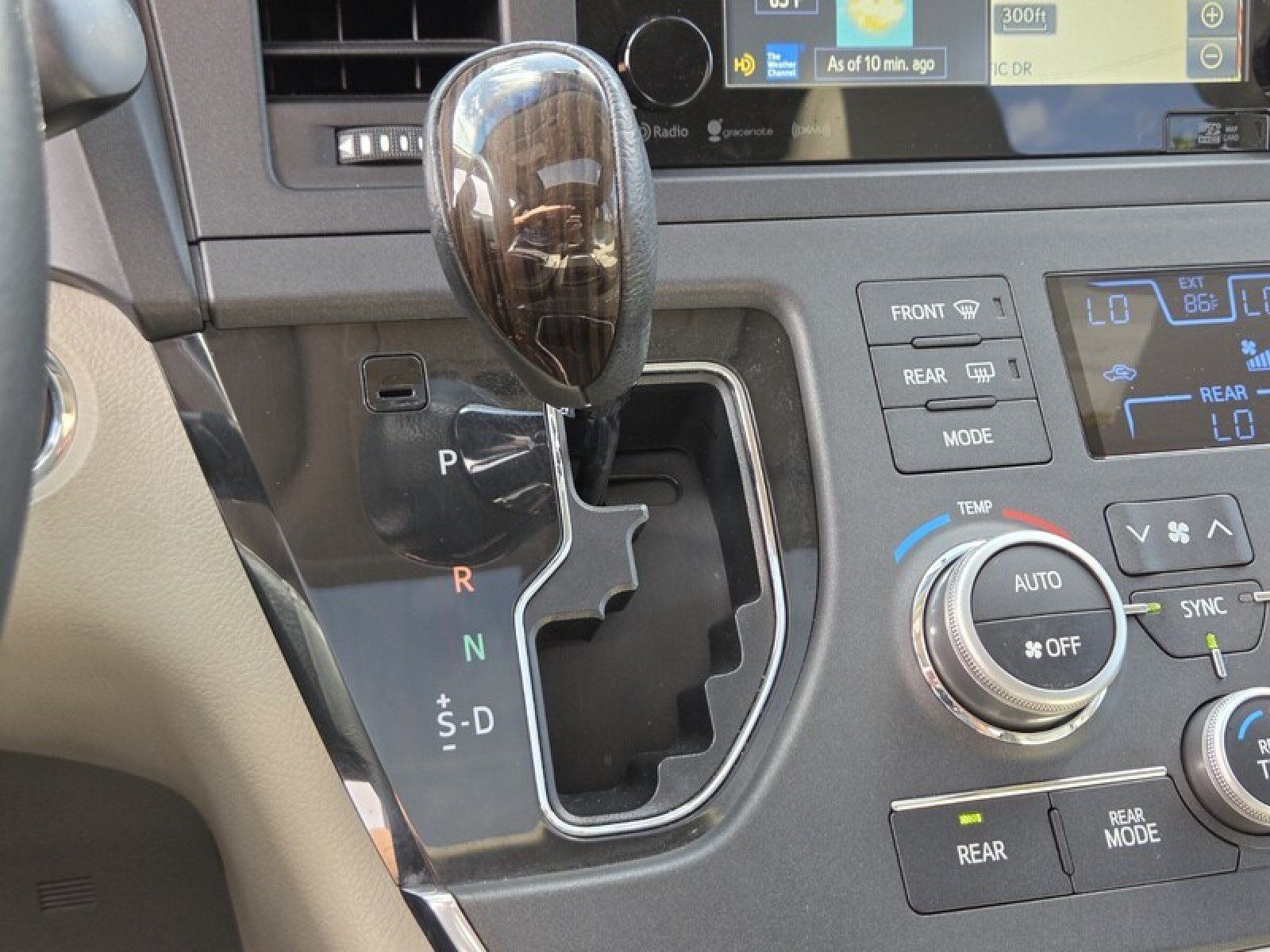 Used 2017 Toyota Sienna XLE Premium FWD image 34