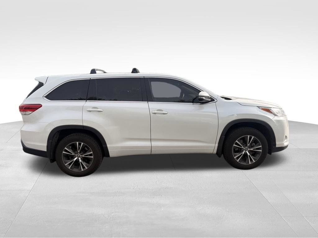 Used 2017 Toyota Highlander LE w/ Carpet Mat Package AWD/4WD image 8