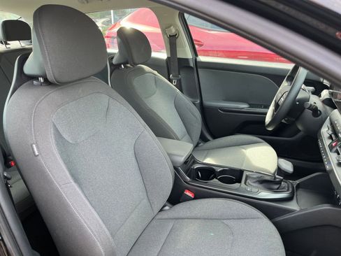 Used 2025 Kia K4 LXS image 35