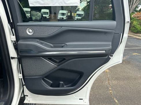 New 2026 Lincoln Navigator Reserve w/ Jet Appearance Package AWD/4WD image 17