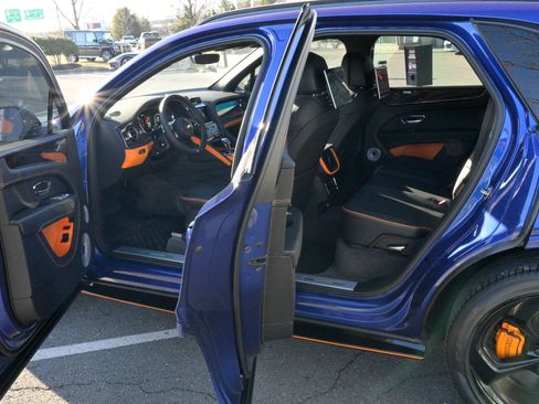 Used 2025 Bentley Bentayga image 34