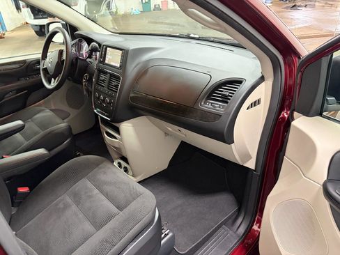 Used 2019 Dodge Grand Caravan SE FWD image 14