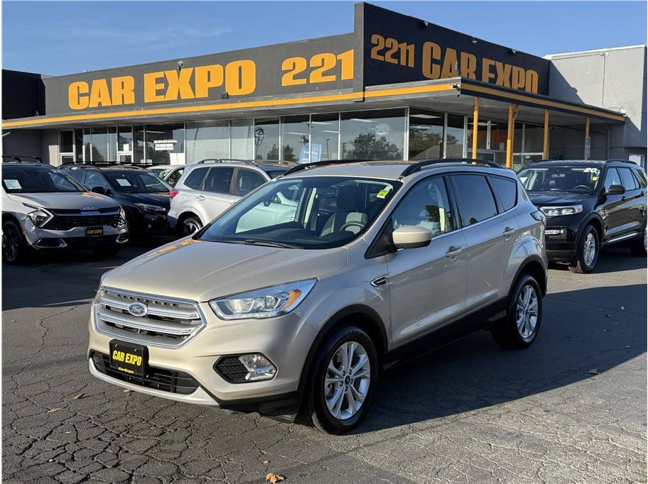 Used 2017 Ford Escape SE w/ Equipment Group 201A AWD/4WD image 1
