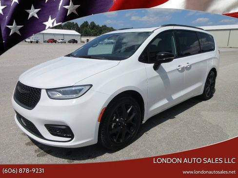 Used 2025 Chrysler Pacifica Limited FWD image 2