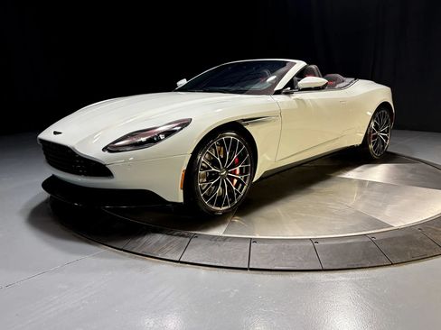 Used 2023 Aston Martin DB11 Volante RWD image 2