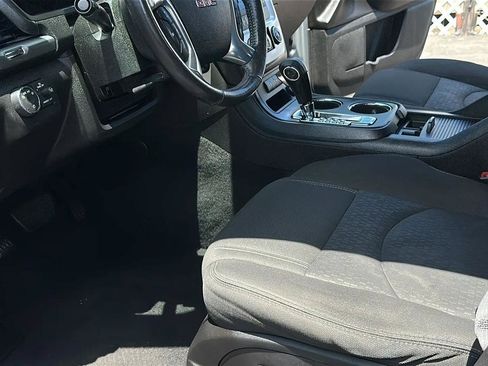 Used 2014 GMC Acadia SLE FWD image 18