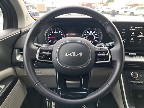 Used 2024 Kia Carnival LX image 19
