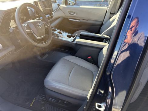 Used 2023 Toyota Sienna Limited image 3