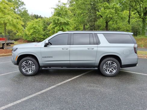 Certified 2025 Chevrolet Suburban Z71 w/ Z71 Off-Road Package AWD/4WD image 8