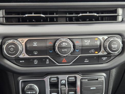 Used 2025 Jeep Wrangler Unlimited Rubicon AWD/4WD image 14