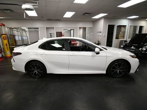 Used 2024 Toyota Camry SE image 8