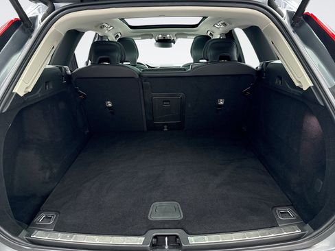 Used 2021 Volvo XC60 T5 Momentum AWD/4WD image 22