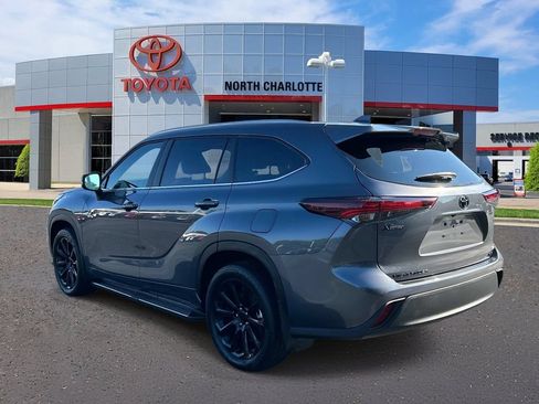 Used 2025 Toyota Highlander XLE FWD image 5