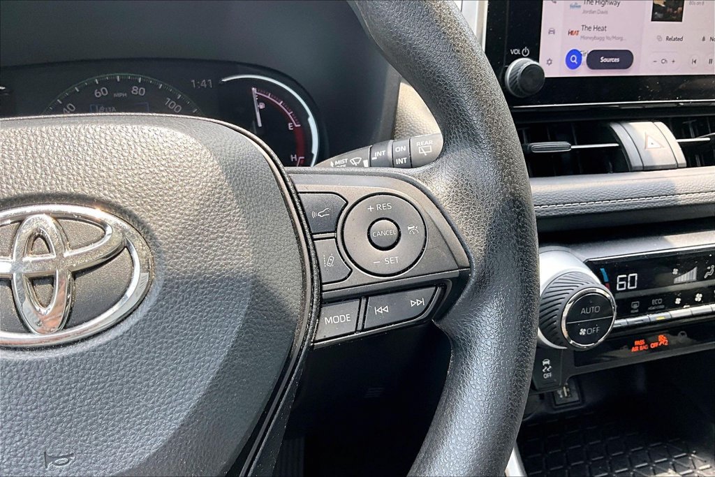 Used 2025 Toyota RAV4 XLE AWD/4WD image 12