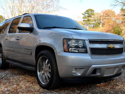 Used 2012 Chevrolet Suburban LT image 3