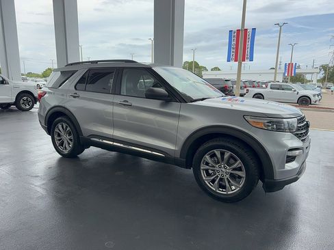 Used 2023 Ford Explorer XLT w/ Equipment Group 202A RWD image 5