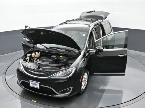 Used 2020 Chrysler Pacifica Touring-L image 47