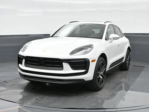 Certified 2025 Porsche Macan image 12