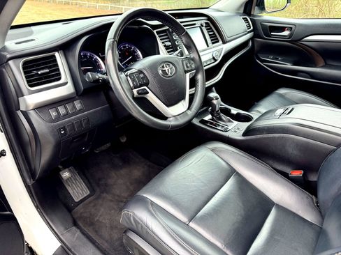 Used 2019 Toyota Highlander XLE image 11