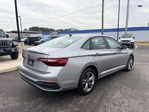Used 2024 Volkswagen Jetta SE FWD image 3