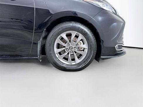 Used 2023 Toyota Sienna XLE AWD/4WD image 18