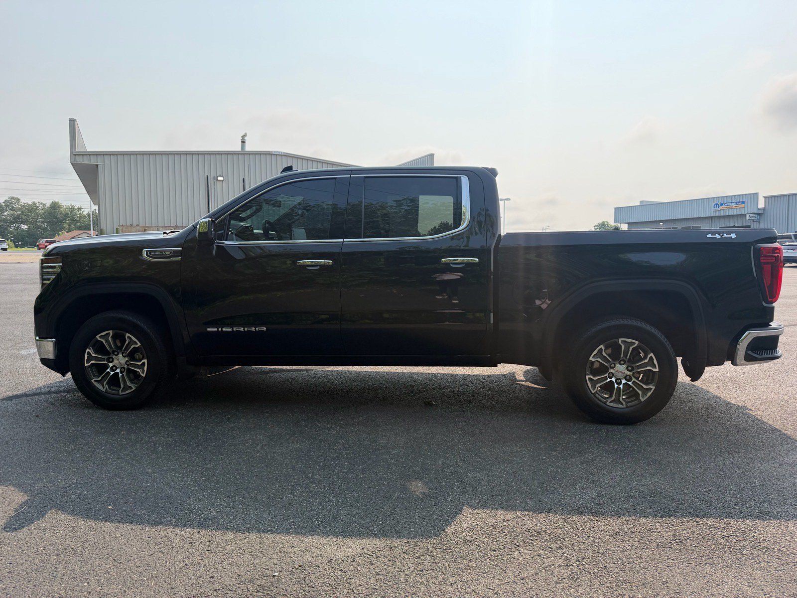 Used 2025 GMC Sierra 1500 SLT AWD/4WD image 12